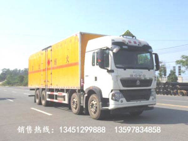 重汽前四后八易燃液體廂式運(yùn)輸車(國(guó)六)